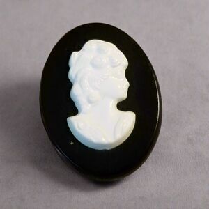 Vintage Black & White Cameo Brooch – Small Plastic Costume Jewelry Pin